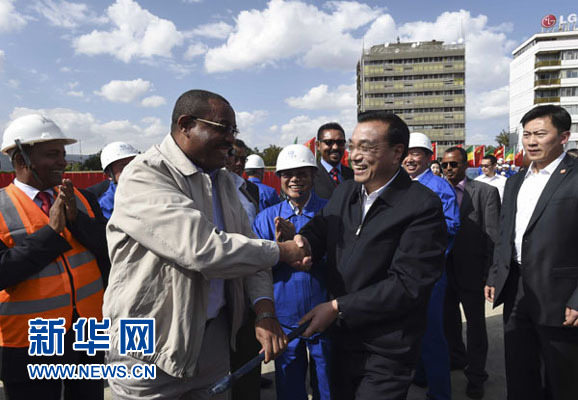 5月5日，中國國務院總理李克強考察亞的斯亞貝巴輕軌項目，埃塞俄比亞總理海爾馬里亞姆陪同。新華社記者 李學仁 攝
