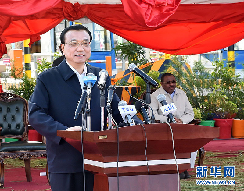 5月5日，國務(wù)院總理李克強(qiáng)與埃塞俄比亞總理海爾馬里亞姆共同出席亞的斯亞貝巴-阿達(dá)瑪高速公路一期竣工揭牌典禮，并為二期工程開工奠基剪彩。這是李克強(qiáng)在典禮上致辭。新華社記者 李濤 攝 