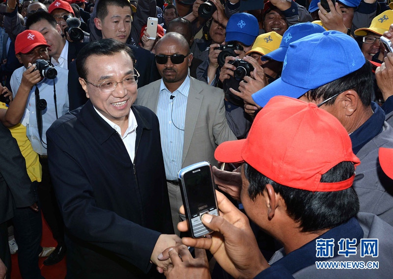 5月5日，中國國務(wù)院總理李克強(qiáng)與埃塞俄比亞總理海爾馬里亞姆共同出席亞的斯亞貝巴-阿達(dá)瑪高速公路一期竣工揭牌典禮，并為二期工程開工奠基剪彩。這是典禮結(jié)束后，李克強(qiáng)同工程施工人員親切交談。新華社記者 李濤 攝 