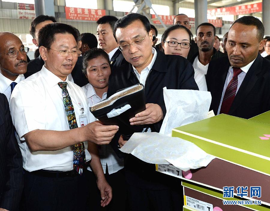 5月5日，中國國務(wù)院總理李克強(qiáng)在埃塞俄比亞總理海爾馬里亞姆陪同下參觀東方工業(yè)園。這是李克強(qiáng)在生產(chǎn)車間聽取負(fù)責(zé)人介紹生產(chǎn)情況。新華社記者 李濤 攝