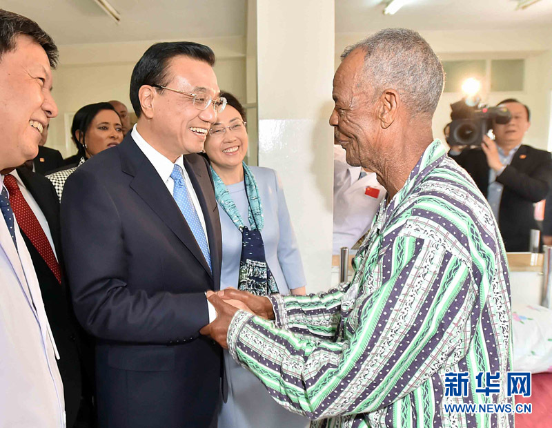 5月6日，中國國務(wù)院總理李克強與埃塞俄比亞總統(tǒng)穆拉圖一同來到亞的斯亞貝巴阿勒塔醫(yī)院，看望受益于中國免費白內(nèi)障手術(shù)&ldquo;光明行&rdquo;活動的埃塞俄比亞患者。新華社記者 李濤 攝 