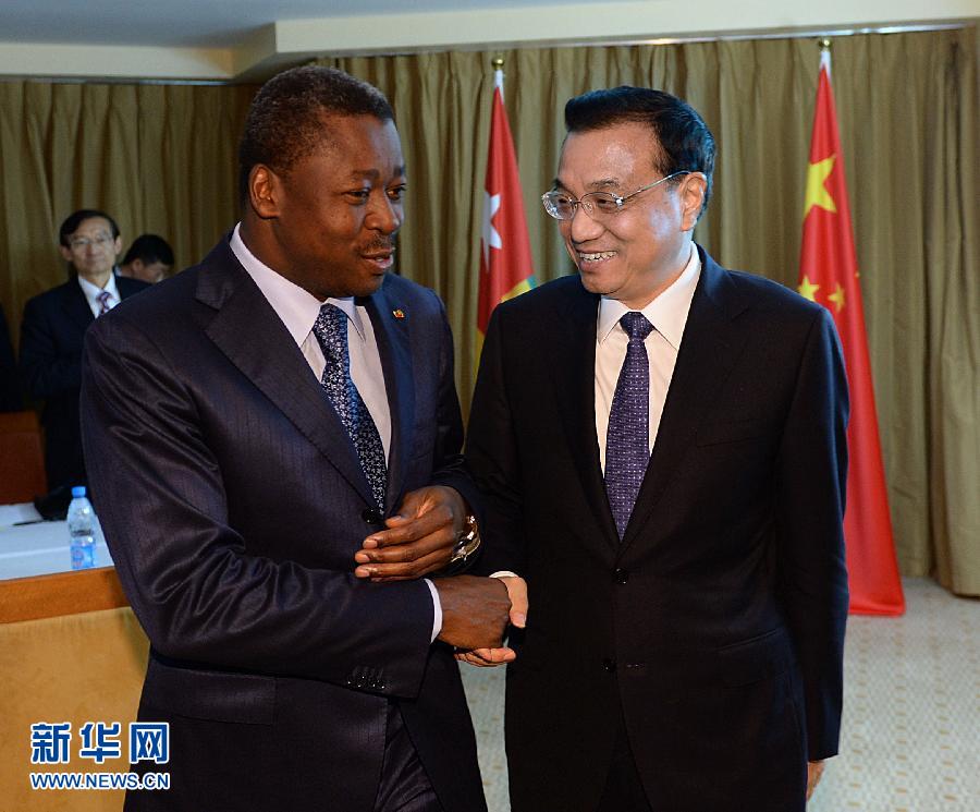 5月7日，正在尼日利亞訪問的中國國務(wù)院總理李克強(qiáng)在阿布賈會見出席第24屆世界經(jīng)濟(jì)論壇非洲峰會全會的多哥總統(tǒng)福雷。 新華社記者 李濤 攝 