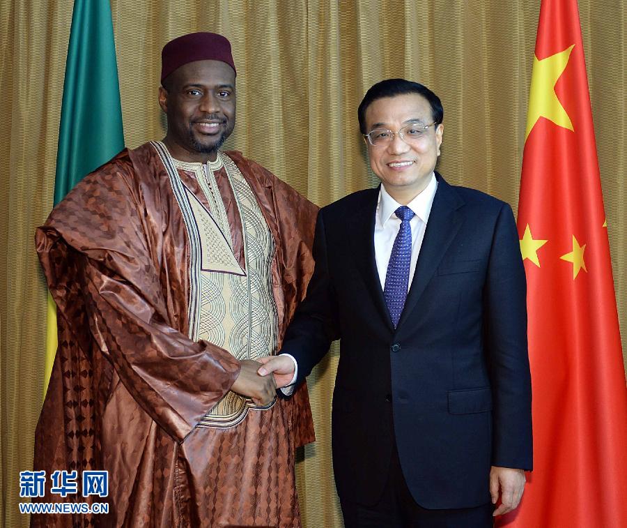 5月7日，正在尼日利亞訪問的國務(wù)院總理李克強(qiáng)在阿布賈會見出席第24屆世界經(jīng)濟(jì)論壇非洲峰會全會的馬里總理馬拉。 新華社記者 李濤 攝 
