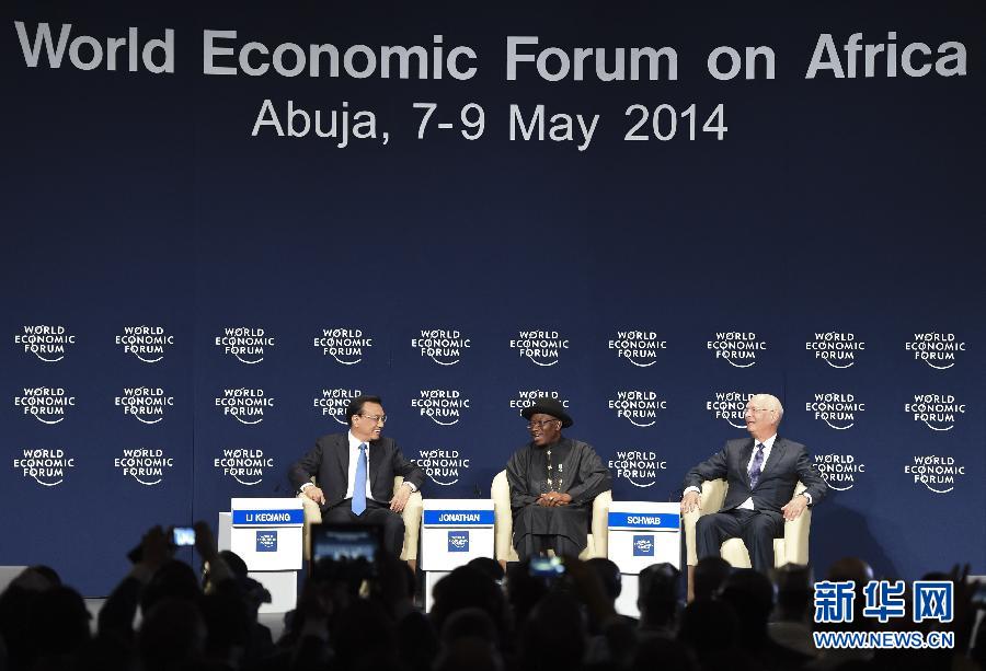  5月8日，中國(guó)國(guó)務(wù)院總理李克強(qiáng)在阿布賈出席第24屆世界經(jīng)濟(jì)論壇非洲峰會(huì)全會(huì)，發(fā)表題為《共同推動(dòng)非洲發(fā)展邁上新臺(tái)階》的特別致辭。新華社記者 李學(xué)仁 攝 
