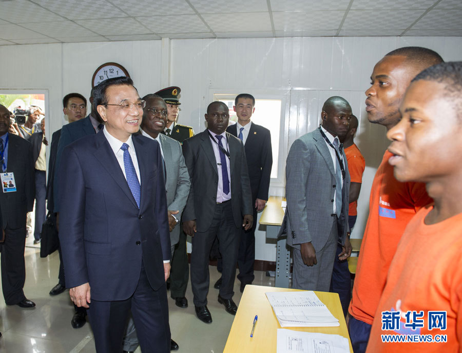 這是李克強(qiáng)在學(xué)校教室內(nèi)同正在上課的學(xué)生互動(dòng)交流。新華社記者王曄攝