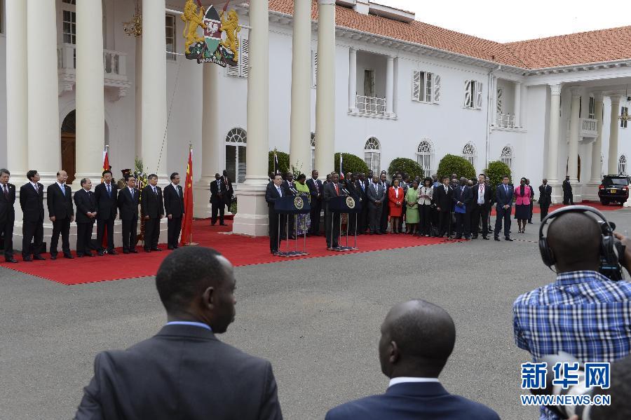  5月10日，中國國務院總理李克強在肯尼亞國家宮與肯總統(tǒng)肯雅塔舉行會談后共同會見記者。 新華社記者 李學仁 攝 