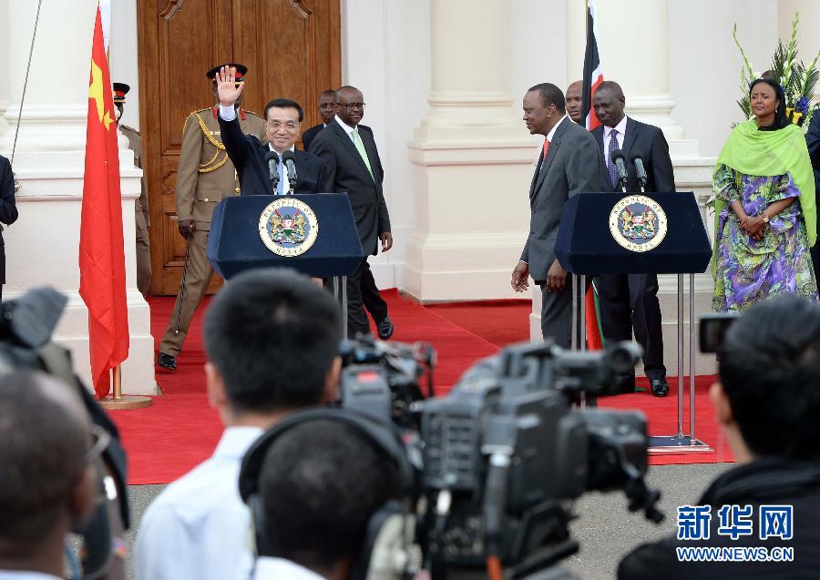 5月10日，中國國務院總理李克強在肯尼亞國家宮與肯總統(tǒng)肯雅塔舉行會談后共同會見記者。 新華社記者 李濤 攝 