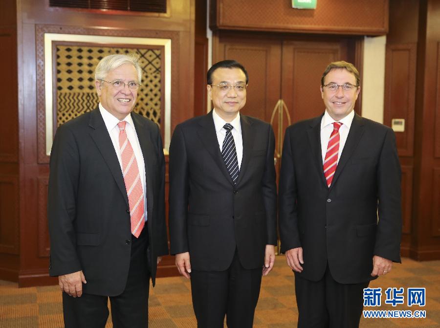 5月10日，國務(wù)院總理李克強在內(nèi)羅畢會見聯(lián)合國環(huán)境規(guī)劃署執(zhí)行主任施泰納（右）和聯(lián)合國人居署執(zhí)行主任克洛斯。 新華社記者 丁林 攝 