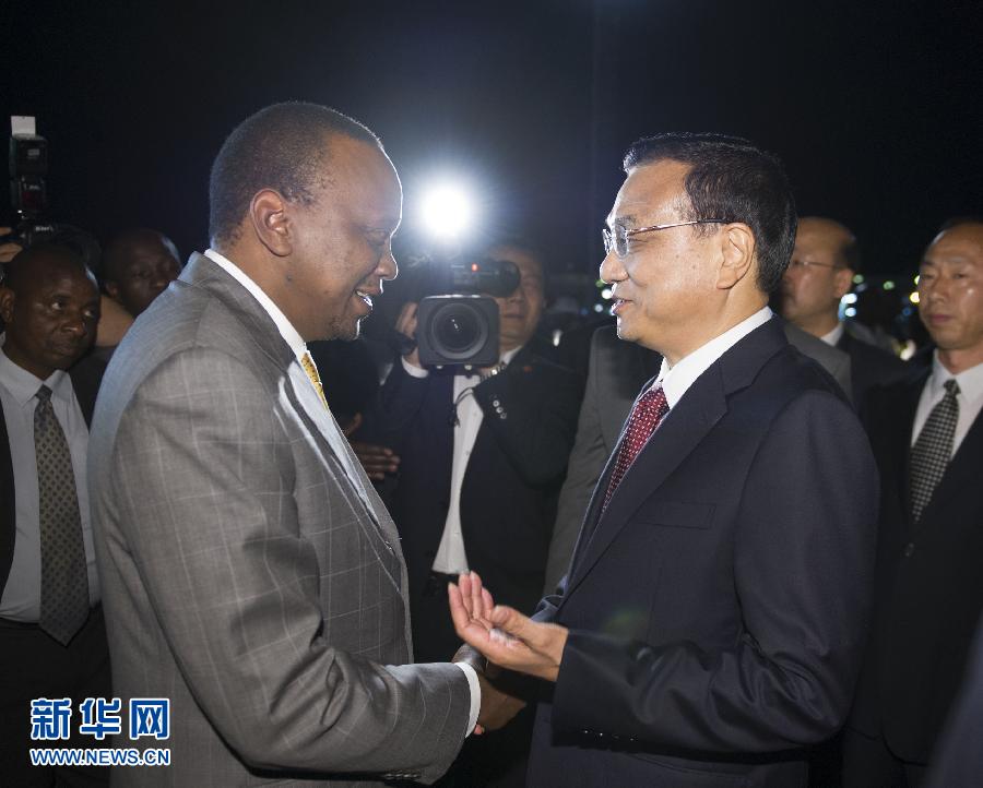 5月9日，應(yīng)肯尼亞總統(tǒng)肯雅塔邀請，中國國務(wù)院總理李克強乘專機抵達內(nèi)羅畢肯雅塔國際機場，開始對肯尼亞進行正式訪問。李克強總理夫人程虹同機抵達?？夏醽喛偨y(tǒng)肯雅塔和副總統(tǒng)魯托率肯政府高級官員到機場迎接。新華社記者 謝環(huán)馳 攝 