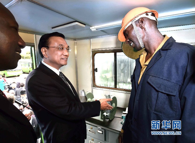 5月11日，國務(wù)院總理李克強參觀肯尼亞國家青年服務(wù)隊。這是李克強與服務(wù)隊隊員親切交談。 新華社記者 李濤 攝