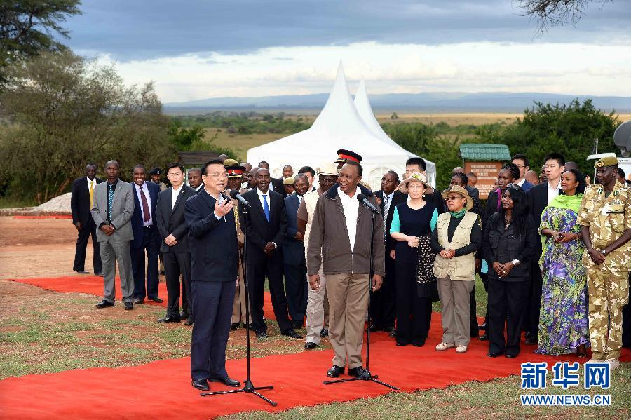 5月10日，國(guó)務(wù)院總理李克強(qiáng)與肯尼亞總統(tǒng)肯雅塔共同參觀肯尼亞內(nèi)羅畢國(guó)家公園焚燒象牙紀(jì)念地，并對(duì)中外記者發(fā)表講話?？夏醽喐笨偨y(tǒng)魯托陪同參觀。新華社記者 李濤 攝 