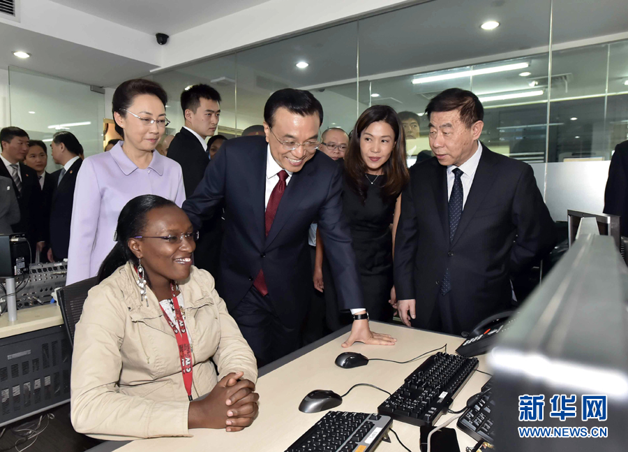 5月11日，中國(guó)國(guó)務(wù)院總理李克強(qiáng)在肯尼亞首都內(nèi)羅畢看望并慰問(wèn)中央電視臺(tái)非洲分臺(tái)員工。 新華社記者 李濤 攝 