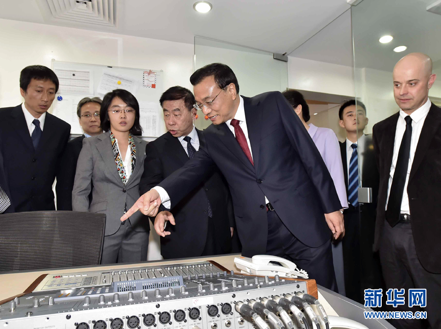 5月11日，中國(guó)國(guó)務(wù)院總理李克強(qiáng)在肯尼亞首都內(nèi)羅畢看望并慰問(wèn)中央電視臺(tái)非洲分臺(tái)員工。 新華社記者 李濤 攝 