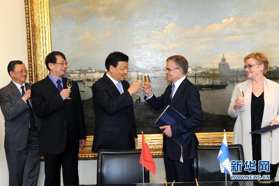 6月13日，中共中央政治局常委、中央書記處書記劉云山在赫爾辛基與赫爾辛基市長帕尤寧共同出席中芬有關(guān)文化藝術(shù)合作及交流活動的諒解備忘錄簽字儀式。新華社記者饒愛民攝 