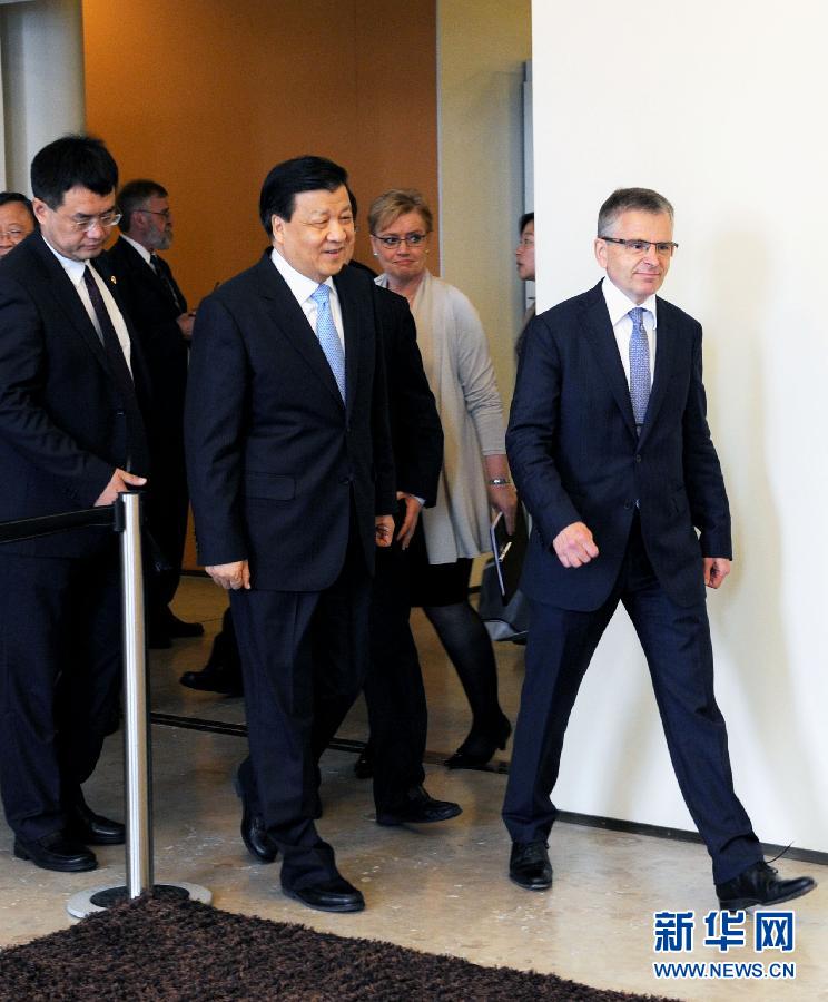 6月13日，中共中央政治局常委、中央書記處書記劉云山在赫爾辛基與赫爾辛基市長帕尤寧共同出席中芬有關(guān)文化藝術(shù)合作及交流活動的諒解備忘錄簽字儀式。新華社記者饒愛民攝