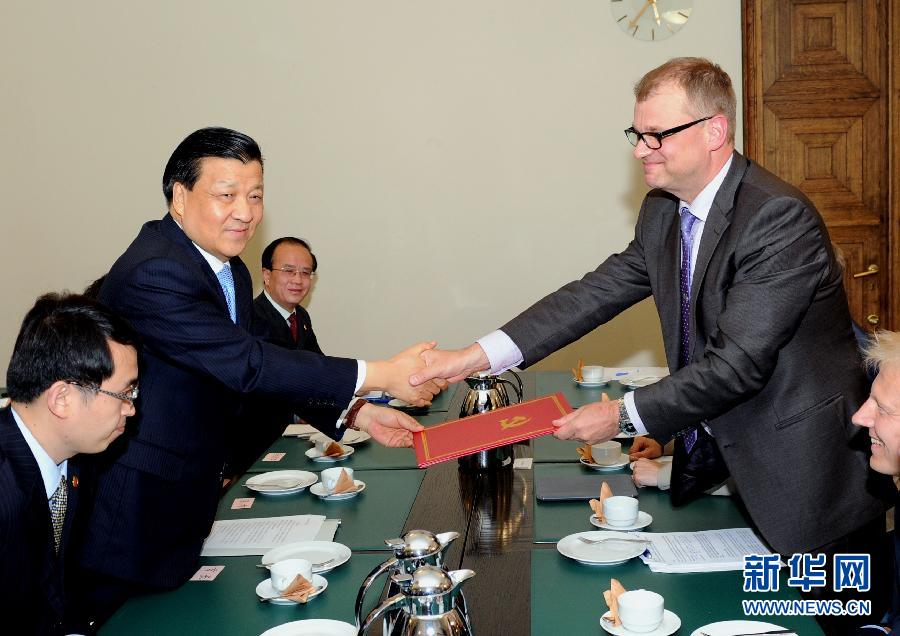 6月12日，中共中央政治局常委、中央書記處書記劉云山在赫爾辛基會(huì)見芬蘭中間黨主席西皮萊。 新華社記者饒愛民攝