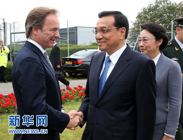 6月16日，應(yīng)英國首相卡梅倫邀請，國務(wù)院總理李克強(qiáng)乘專機(jī)抵達(dá)倫敦希思羅機(jī)場，開始對英國進(jìn)行正式訪問。李克強(qiáng)總理夫人程虹同機(jī)抵達(dá)。這是英國政府高級官員到機(jī)場迎接李克強(qiáng)總理和夫人。新華社記者 龐興雷 攝
