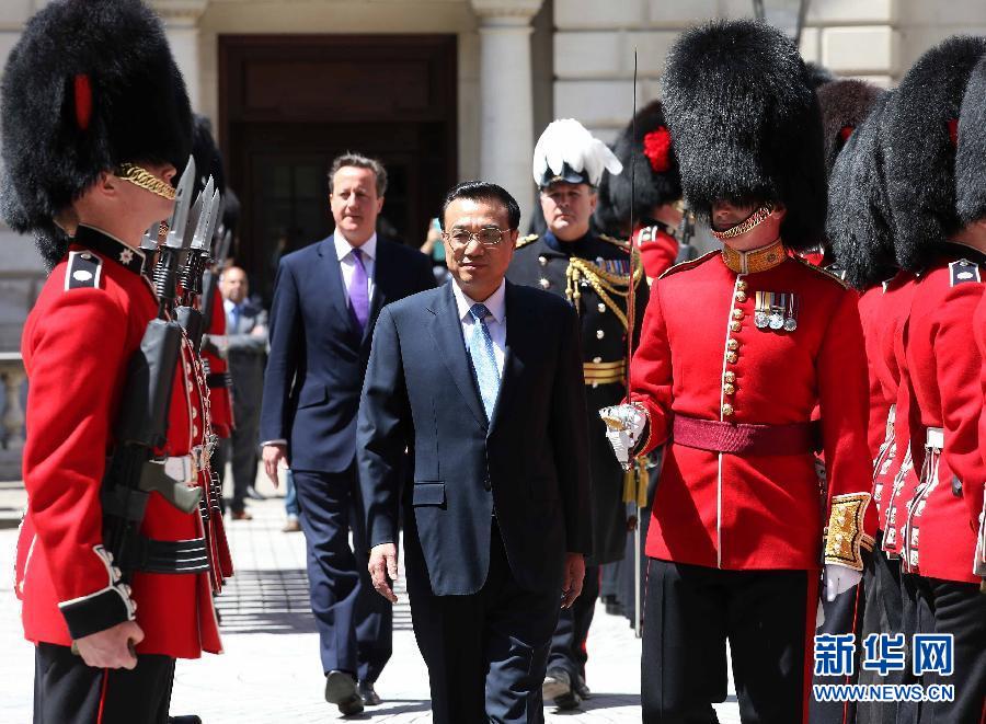 6月17日，中國國務(wù)院總理李克強(qiáng)在倫敦唐寧街10號首相府同英國首相卡梅倫舉行中英總理年度會晤。這是會晤前，卡梅倫為李克強(qiáng)舉行隆重的歡迎儀式。新華社記者 龐興雷 攝  