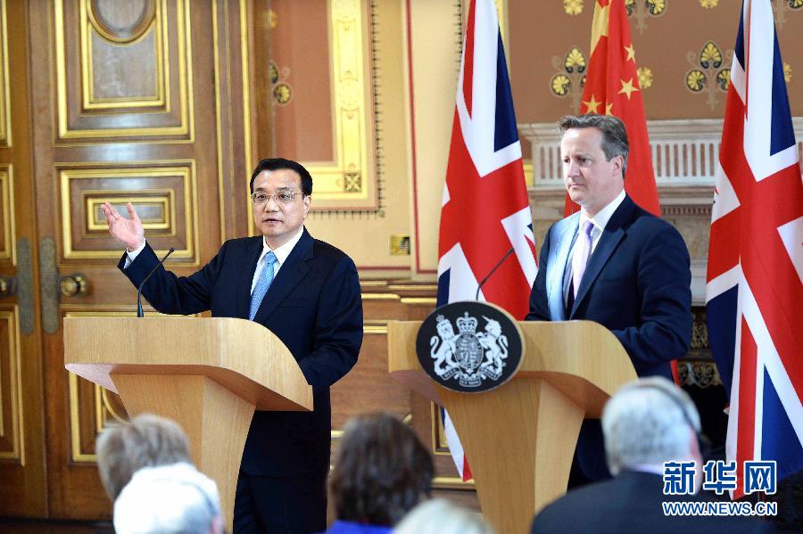 6月17日，中國國務(wù)院總理李克強同英國首相卡梅倫在倫敦舉行中英總理年度會晤后共同會見記者。新華社記者 李濤 攝  