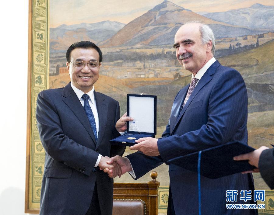 6月19日，國務(wù)院總理李克強(qiáng)在希臘議會大廈會見希臘議長米馬拉基斯。這是會見前，米馬拉基斯代表希臘議會向李克強(qiáng)授予議會金質(zhì)勛章。新華社記者 王曄 攝