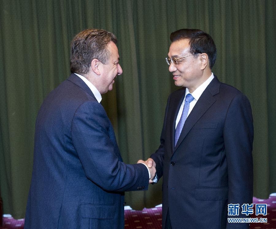 6月21日，國務院總理李克強在希臘克里特省首府伊拉克利翁會見省長阿爾納烏塔基斯。 新華社記者 王曄 攝 