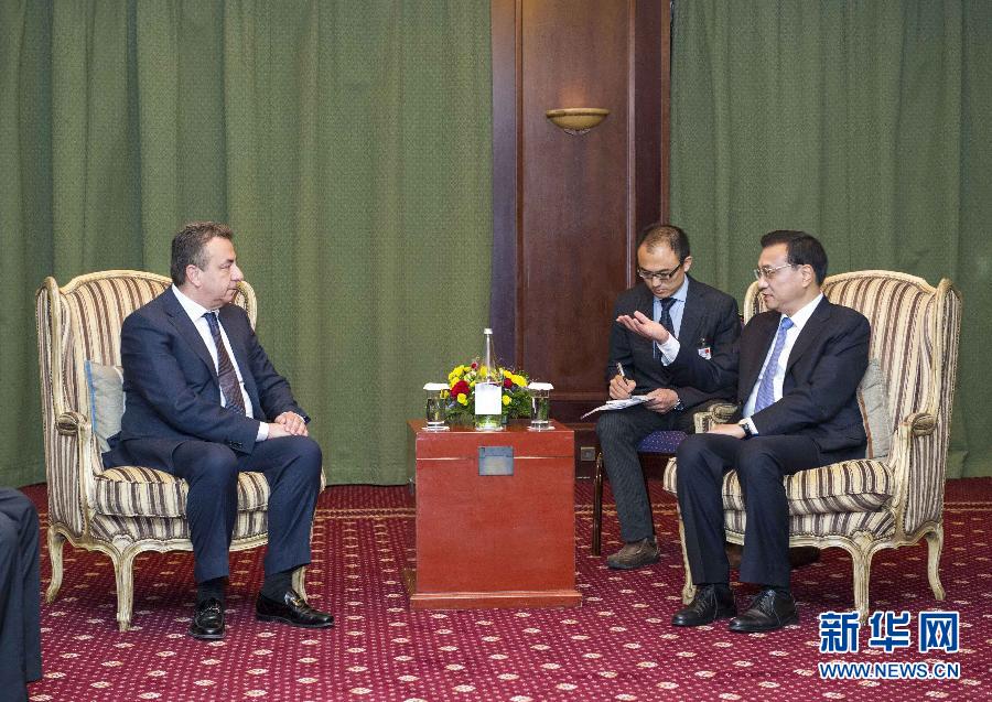 6月21日，國務院總理李克強在希臘克里特省首府伊拉克利翁會見省長阿爾納烏塔基斯。 新華社記者 王曄 攝