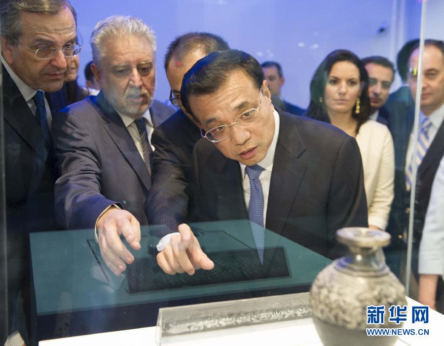  6月21日，國(guó)務(wù)院總理李克強(qiáng)與希臘總理薩馬拉斯共同出席希臘伊拉克利翁博物館新館開館儀式并發(fā)表講話。這是李克強(qiáng)在參觀博物館展品。新華社記者 黃敬文 攝 