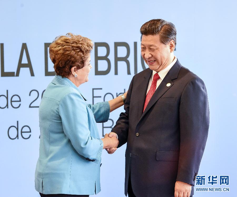 7月15日，國家主席習近平在巴西福塔萊薩出席金磚國家領導人第六次會晤。這是巴西總統(tǒng)羅塞夫迎接習近平主席。 新華社記者 李學仁 攝  