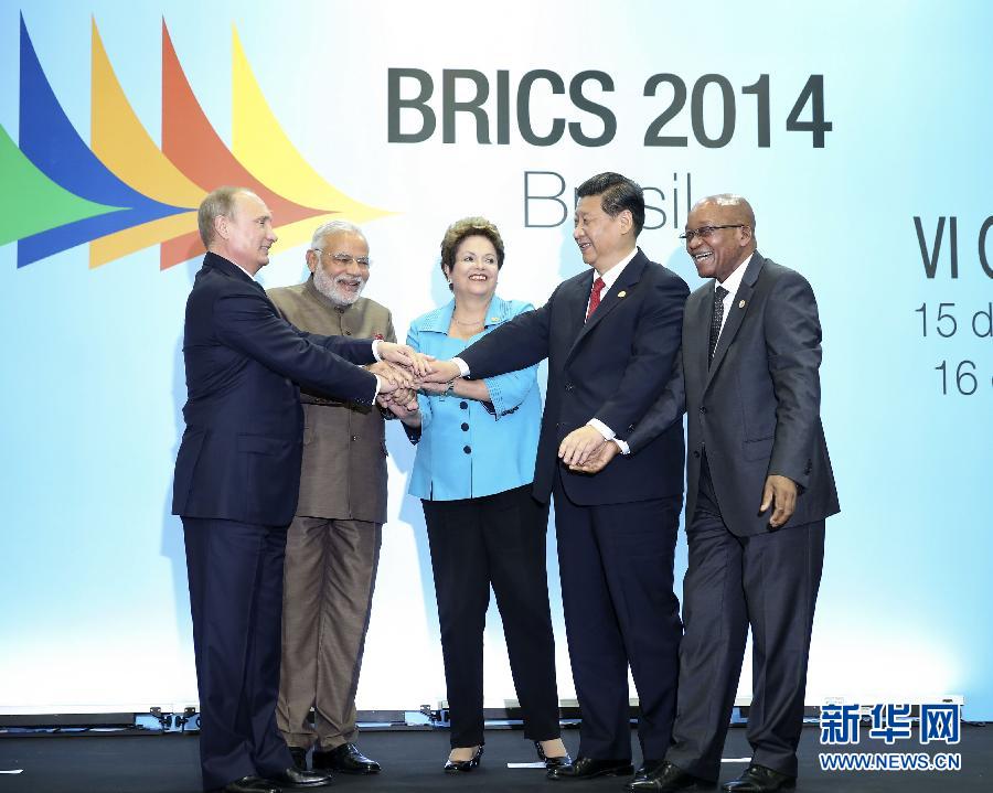 7月15日，國家主席習近平在巴西福塔萊薩出席金磚國家領導人第六次會晤。這是金磚國家領導人集體合影。 新華社記者蘭紅光攝 