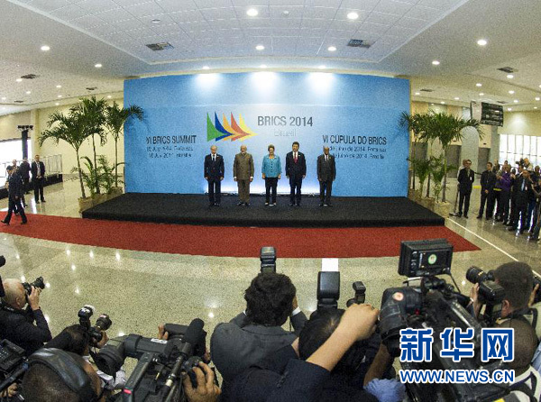 7月15日，國家主席習近平在巴西福塔萊薩出席金磚國家領導人第六次會晤。這是金磚國家領導人集體合影。 新華社記者王曄攝