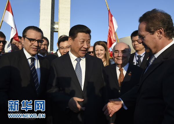 7月16日，國家主席習(xí)近平在巴西利亞會(huì)見巴西參議長卡列羅斯（前右）和眾議長阿爾維斯（前左）。 新華社記者 李學(xué)仁 攝 