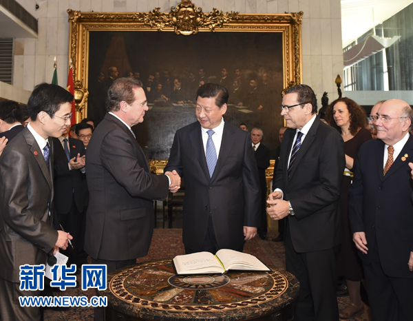 7月16日，國家主席習(xí)近平在巴西利亞會(huì)見巴西參議長卡列羅斯（前排左二）和眾議長阿爾維斯（前排右二）。 新華社記者 李學(xué)仁 攝 