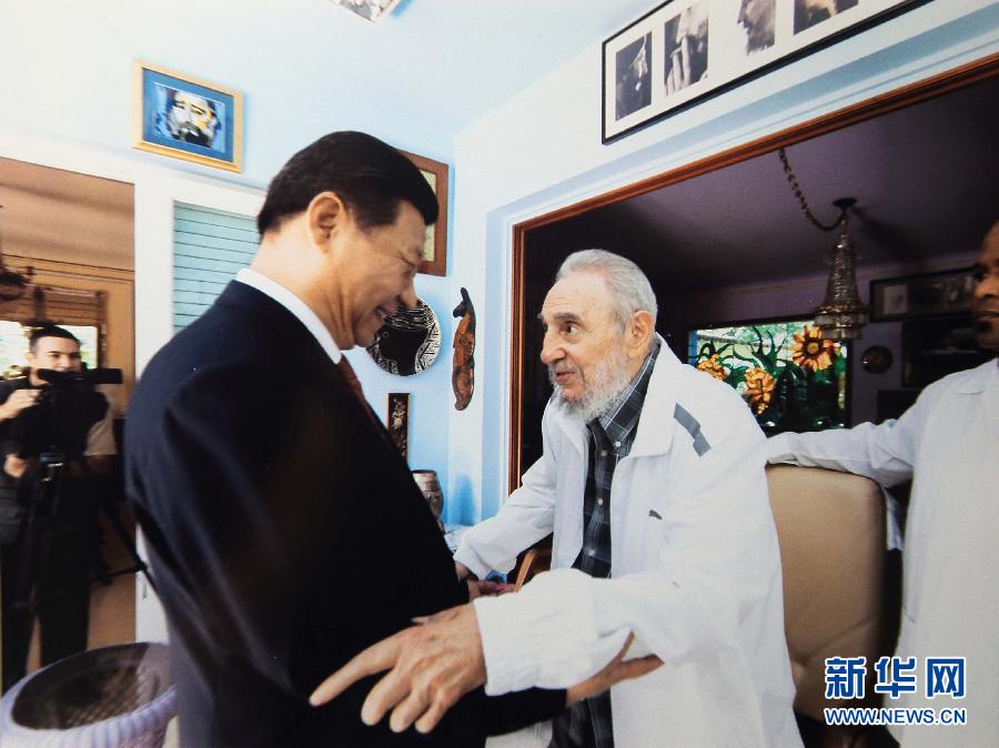 當?shù)貢r間7月22日，國家主席習近平在哈瓦那親切探望古巴革命領袖菲德爾&middot;卡斯特羅。 新華社發(fā)