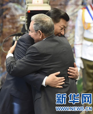 當(dāng)?shù)貢r(shí)間7月22日，國(guó)家主席習(xí)近平在哈瓦那接受古巴政府授予的&ldquo;何塞&middot;馬蒂&rdquo;勛章。古巴國(guó)務(wù)委員會(huì)主席兼部長(zhǎng)會(huì)議主席勞爾&middot;卡斯特羅為習(xí)近平佩戴勛章。新華社記者馬占成攝