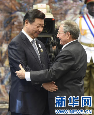 當(dāng)?shù)貢r(shí)間7月22日，國(guó)家主席習(xí)近平在哈瓦那接受古巴政府授予的&ldquo;何塞&middot;馬蒂&rdquo;勛章。古巴國(guó)務(wù)委員會(huì)主席兼部長(zhǎng)會(huì)議主席勞爾&middot;卡斯特羅為習(xí)近平佩戴勛章。新華社記者馬占成攝