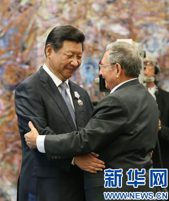 當(dāng)?shù)貢r(shí)間7月22日，國(guó)家主席習(xí)近平在哈瓦那接受古巴政府授予的&ldquo;何塞&middot;馬蒂&rdquo;勛章。古巴國(guó)務(wù)委員會(huì)主席兼部長(zhǎng)會(huì)議主席勞爾&middot;卡斯特羅為習(xí)近平佩戴勛章。新華社記者劉衛(wèi)兵攝