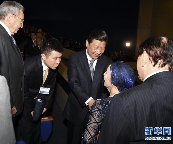     當(dāng)?shù)貢r(shí)間7月22日，國(guó)家主席習(xí)近平在哈瓦那與古巴國(guó)務(wù)委員會(huì)主席兼部長(zhǎng)會(huì)議主席勞爾&middot;卡斯特羅共同觀看中古芭蕾舞聯(lián)合演出。新華社記者李學(xué)仁攝 