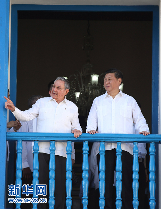這是習(xí)近平在勞爾陪同下參觀圣地亞哥市政府時一同走上二層陽臺。1959年1月1日，菲德爾&middot;卡斯特羅就是站在這里宣布古巴革命勝利。新華社記者蘭紅光 攝 