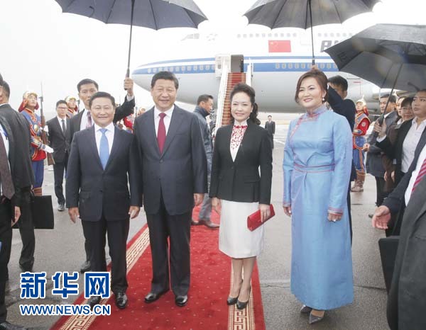 8月21日，國家主席習(xí)近平抵達(dá)烏蘭巴托，開始對蒙古國進行國事訪問。習(xí)近平和夫人彭麗媛在機場受到蒙古國總理阿勒坦呼亞格夫婦熱情迎接。新華社記者鞠鵬攝 