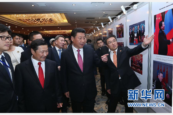 8月22日，國家主席習(xí)近平在烏蘭巴托與蒙古國總理阿勒坦呼亞格共同出席中蒙經(jīng)貿(mào)合作回顧展開幕式。 新華社記者 龐興雷 攝 