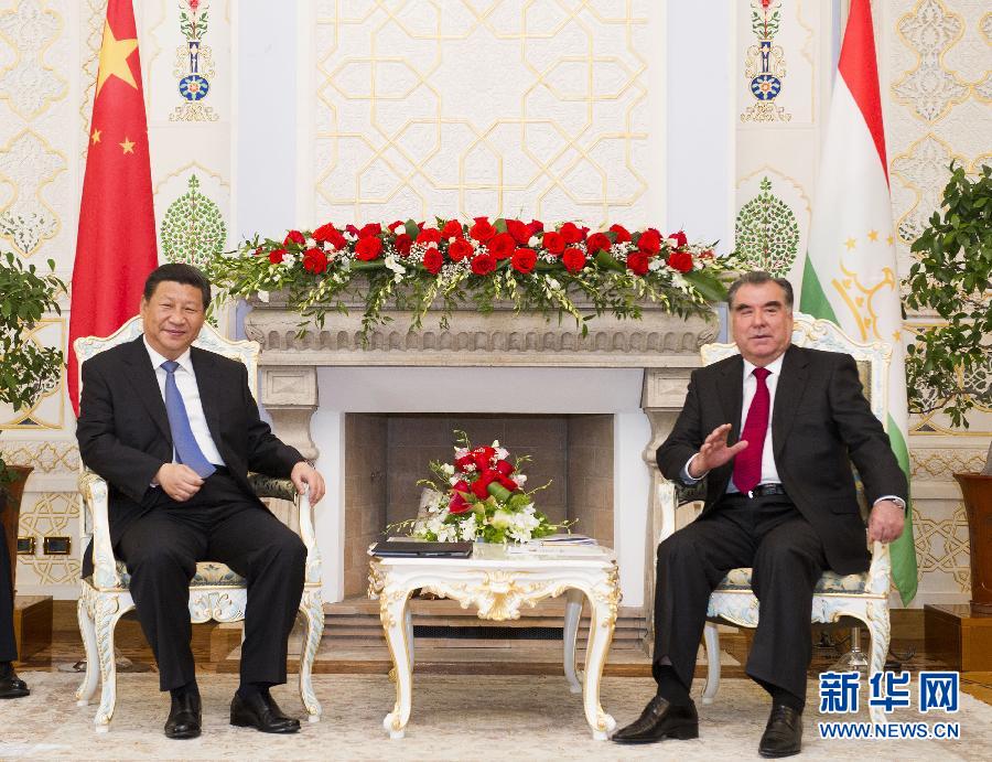 9月13日，國家主席習(xí)近平在杜尚別同塔吉克斯坦總統(tǒng)拉赫蒙舉行會談。 新華社記者黃敬文攝 