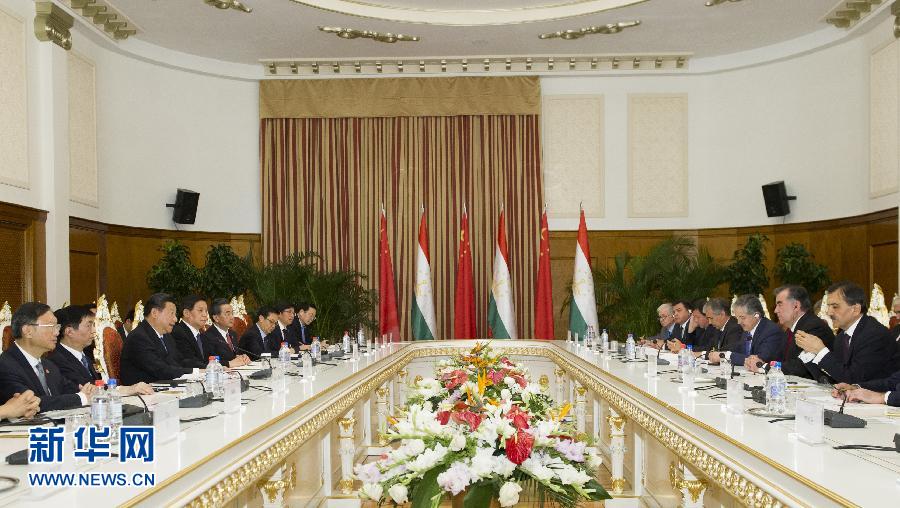 9月13日，國家主席習(xí)近平在杜尚別同塔吉克斯坦總統(tǒng)拉赫蒙舉行會談。 新華社記者謝環(huán)馳攝 