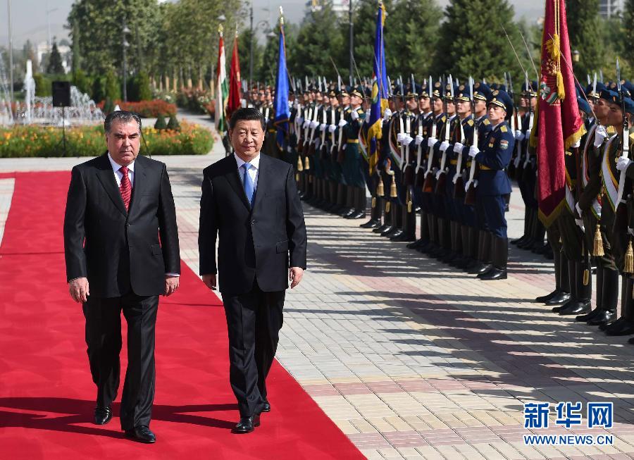 9月13日，國(guó)家主席習(xí)近平在杜尚別同塔吉克斯坦總統(tǒng)拉赫蒙舉行會(huì)談。會(huì)談前，拉赫蒙在民族宮前廣場(chǎng)為習(xí)近平舉行隆重的歡迎儀式。新華社記者馬占成攝 