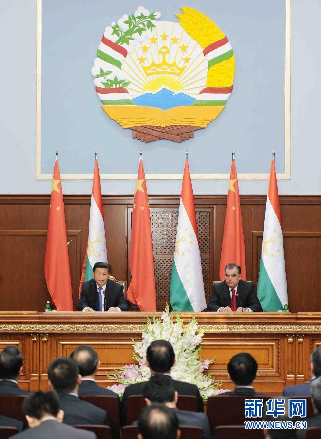 9月13日，國家主席習(xí)近平同塔吉克斯坦總統(tǒng)拉赫蒙在杜尚別共同會見記者。 新華社記者謝環(huán)馳攝