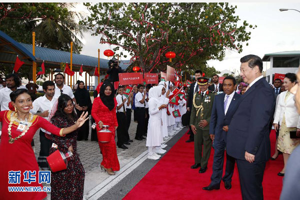 9月14日，國家主席習(xí)近平抵達(dá)馬累，開始對馬爾代夫進(jìn)行國事訪問。習(xí)近平和夫人彭麗媛在機(jī)場受到馬爾代夫總統(tǒng)亞明夫婦的熱情迎接。 新華社記者 鞠鵬 攝