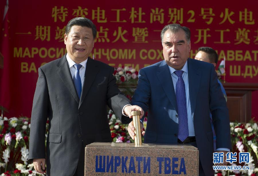 9月13日，國家主席習(xí)近平和塔吉克斯坦總統(tǒng)拉赫蒙在杜尚別共同出席中塔兩國重大合作項目&mdash;&mdash;杜尚別2號熱電廠一期工程竣工儀式、二期工程開工儀式。這是習(xí)近平和拉赫蒙一同將裝有兩國元首簽名二期工程奠基紀(jì)念頁的金色金屬管放入水泥墩中。 新華社記者黃敬文攝 