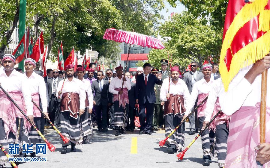 9月15日，國家主席習(xí)近平同馬爾代夫總統(tǒng)亞明在馬累舉行會談。會談前，亞明在共和國廣場為習(xí)近平舉行歡迎儀式。 新華社記者 鞠鵬 攝