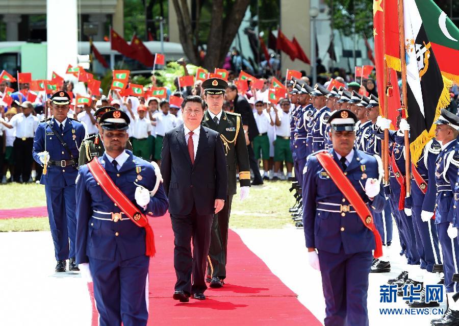 9月15日，國家主席習(xí)近平同馬爾代夫總統(tǒng)亞明在馬累舉行會談。會談前，亞明在共和國廣場為習(xí)近平舉行歡迎儀式。 新華社記者 馬占成 攝 