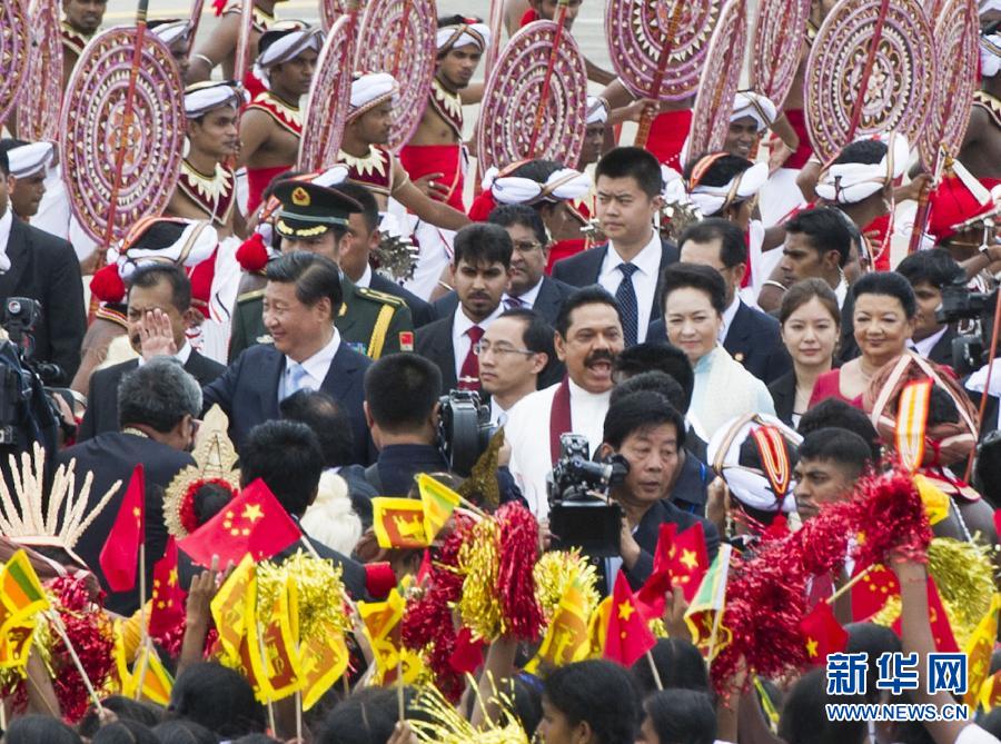 9月16日，國家主席習(xí)近平抵達(dá)科倫坡，開始對(duì)斯里蘭卡進(jìn)行國事訪問。在班達(dá)拉奈克國際機(jī)場(chǎng)，習(xí)近平和夫人彭麗媛受到拉賈帕克薩總統(tǒng)夫婦熱情迎接。新華社記者黃敬文攝 