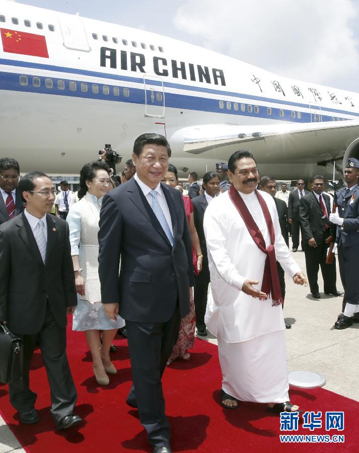 9月16日，國家主席習(xí)近平抵達(dá)科倫坡，開始對(duì)斯里蘭卡進(jìn)行國事訪問。在班達(dá)拉奈克國際機(jī)場(chǎng)，習(xí)近平和夫人彭麗媛受到拉賈帕克薩總統(tǒng)夫婦熱情迎接。新華社記者鞠鵬攝 